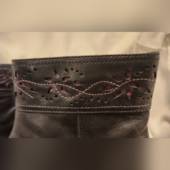 CLARKS Black and Pink Leather Zip up booties Sz 8 - Picture 4 of 10